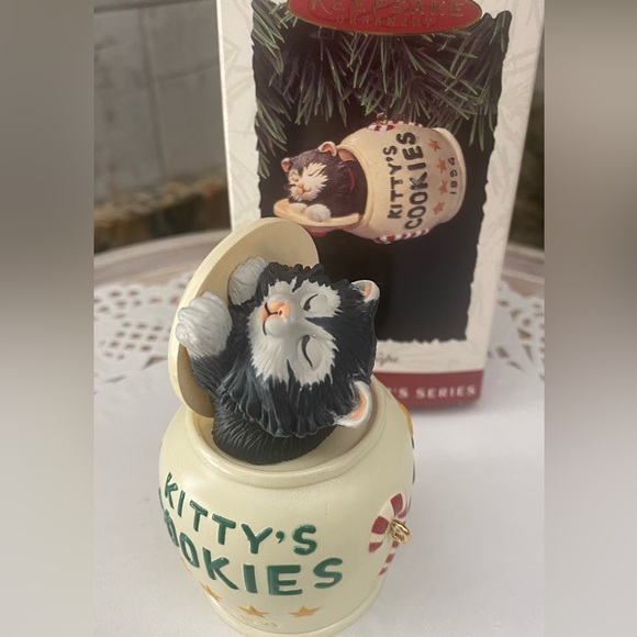🎄 HALLMARK KEEPSAKE COLLECTIBLE  ORNAMENT. RETIRED. DATED 1994. “CAT NAPS” 🐱 - Picture 7 of 9